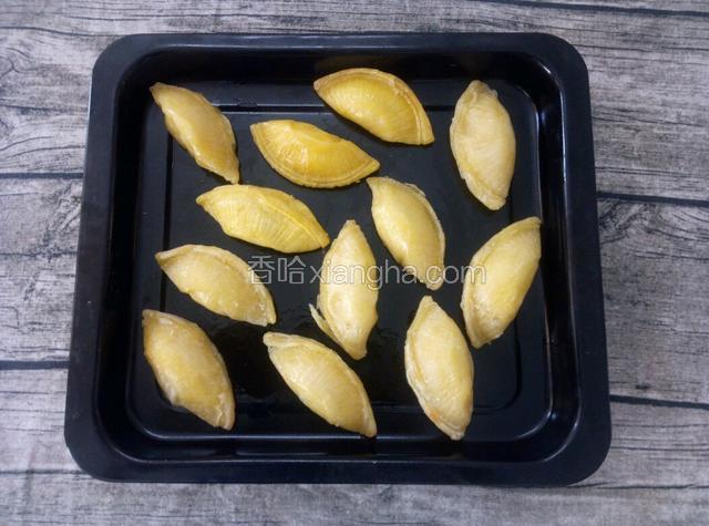 烤制10分钟时把烤盘取出，拿掉榴莲酥锡纸托，再次放入烤箱烤十分钟。