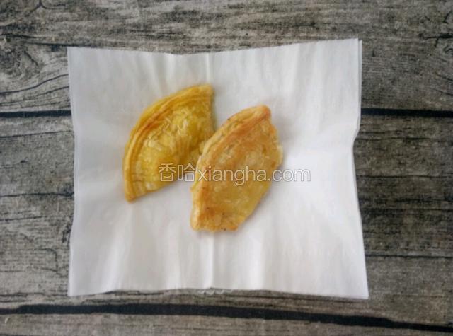 拿出榴莲酥，用吸油纸吸一下油，吃时更健康。