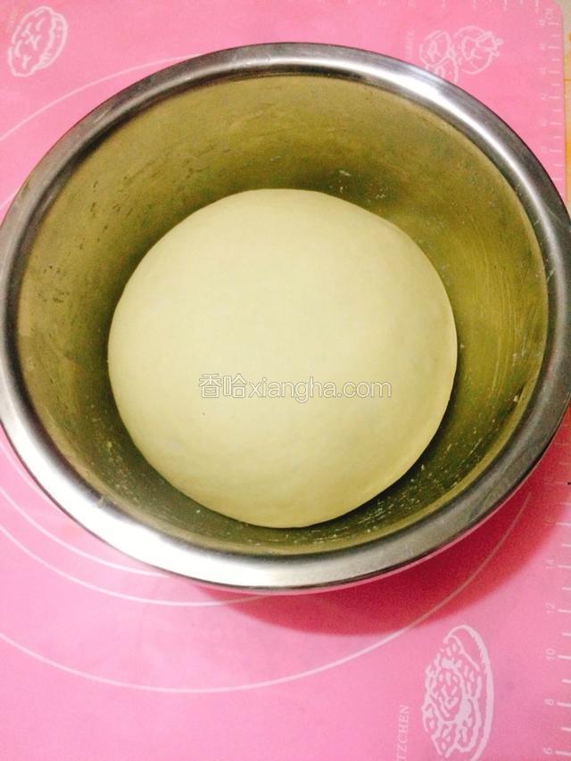 面团发至原来的两倍大，取出面团排气。