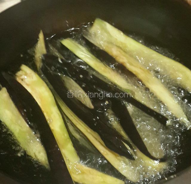 锅烧热入油烧热，下入茄子炸熟捞出控油备用