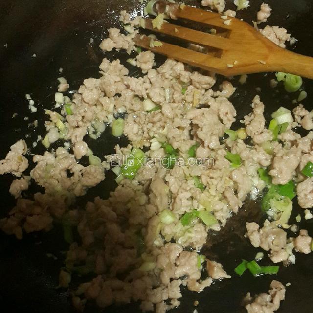 放入葱姜蒜煸香，烹入醋，料酒，加入老抽，鸡粉，蚝油，糖调味，添入50克水烧开