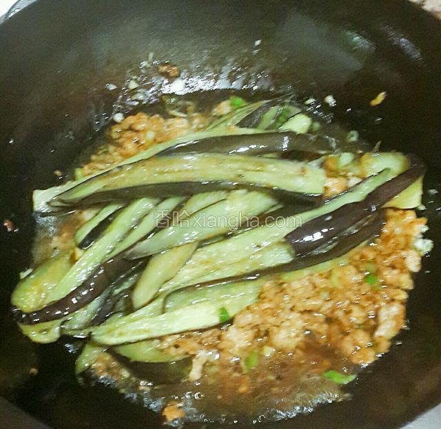 汤汁浓稠勾水淀粉，下入茄子翻炒入味。