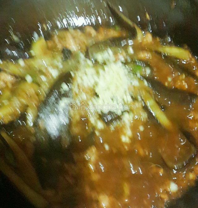 出锅前撒上另一半蒜末，加味精，淋香油翻勺出锅装盘，撒香菜或葱花。
