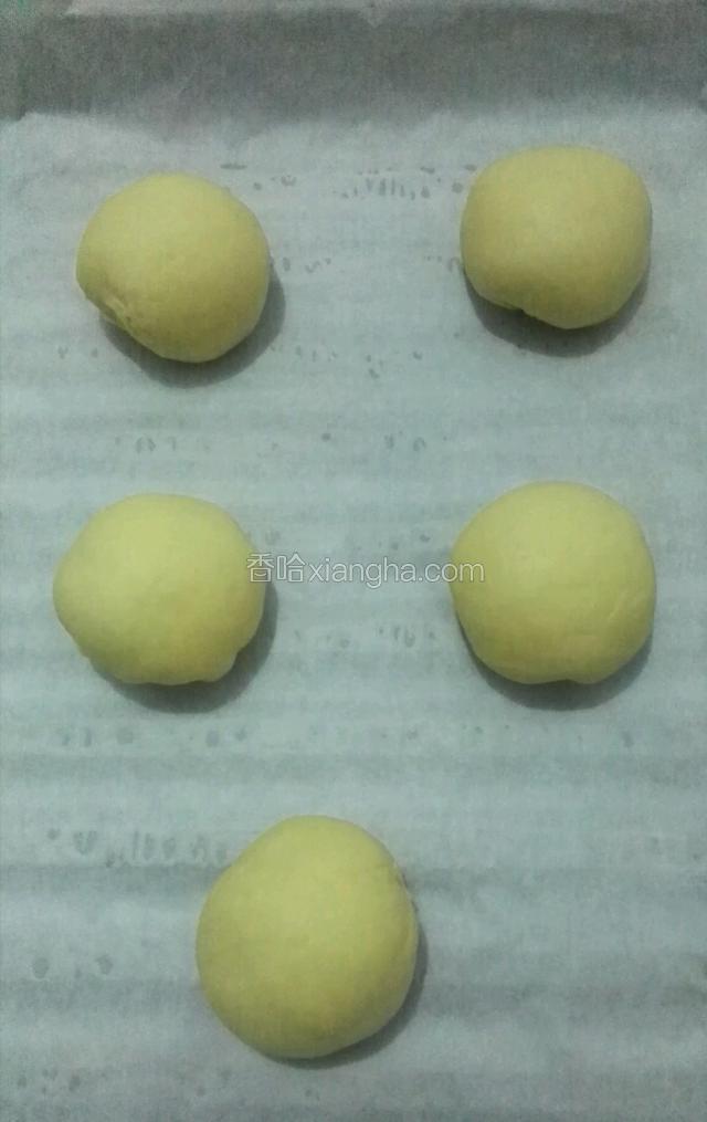 包好后依次放入烤盘，再次盖上保鲜膜发酵