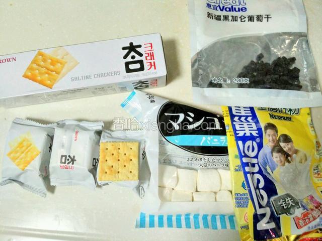 买了一箱零食，看着这苏打饼干想着做一直没动力做的牛轧饼干。改天还是自己做苏打饼干。不能给自己懒找借口