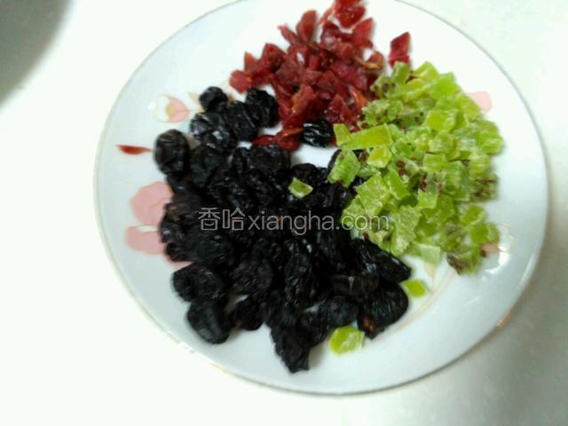果干切成小块。