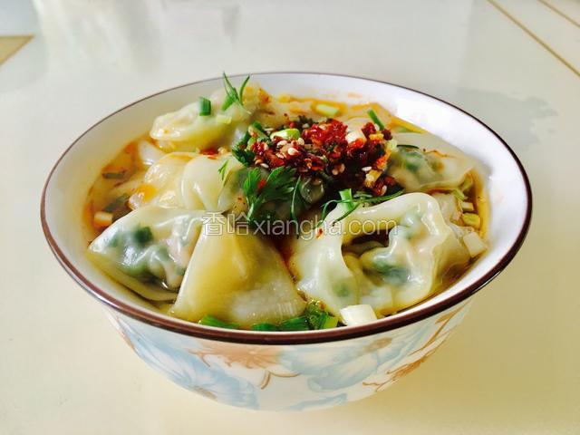 把煮熟的馄饨用漏勺捞起来放进碗里，撒上葱花和香菜段，加入适量的油辣椒和醋，就可以吃啦！
