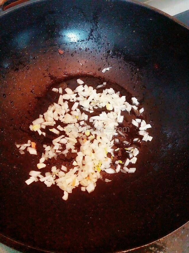 少油 油热放葱头煸炒
