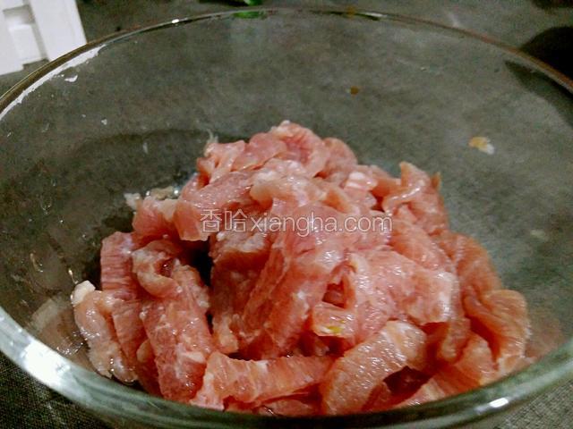 瘦肉切丝装碗