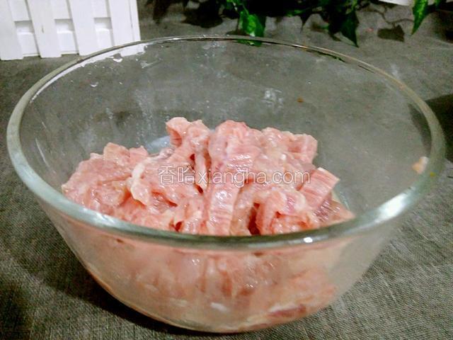加入料酒，淀粉拌匀腌制十分钟