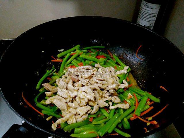 加入瘦肉炒匀