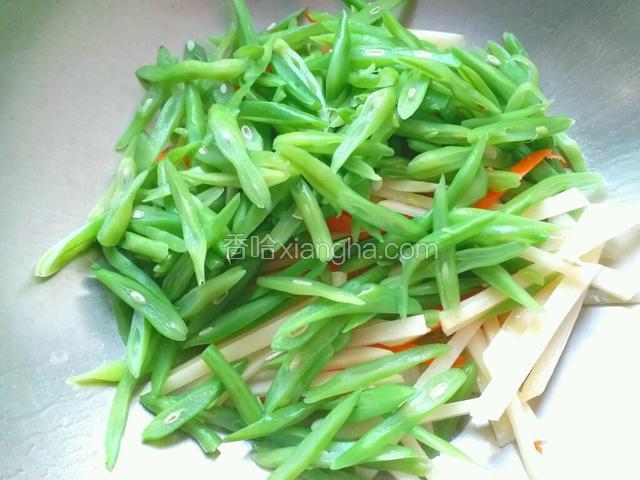 放入豆角段、土豆丝、胡萝卜丝，大火翻炒。