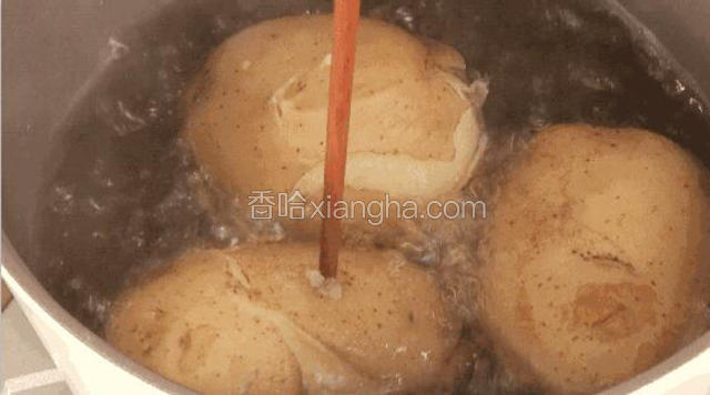 将土豆制成泥
将土豆洗净放入清水，煮至用筷子可以轻易插入土豆一定要带皮煮不然即便是蒸熟的土豆仍然水哒哒