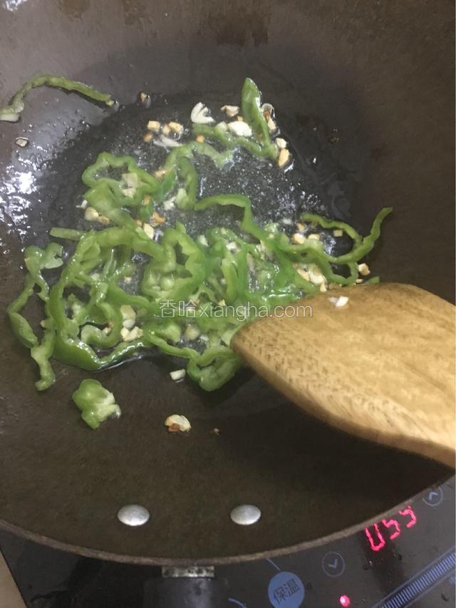 翻炒几许，加入青辣椒