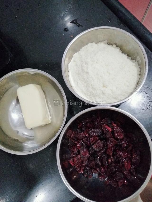 奶粉，黄油，蔓越莓，花生，棉花糖，配好材料放一边；