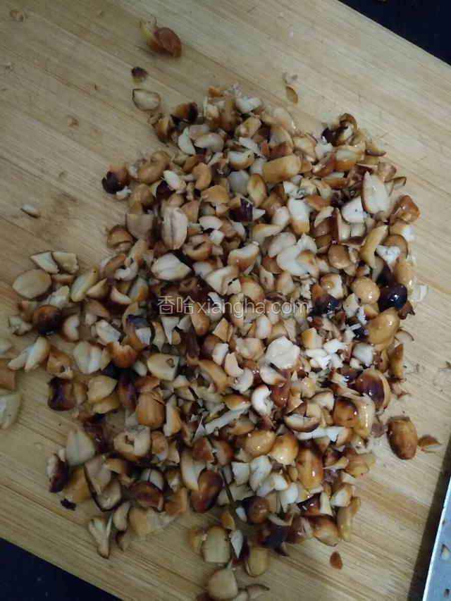 把花生炒一番，去外皮，用刀乱戳一番，不要太碎，这样做出来口感才有嚼劲；