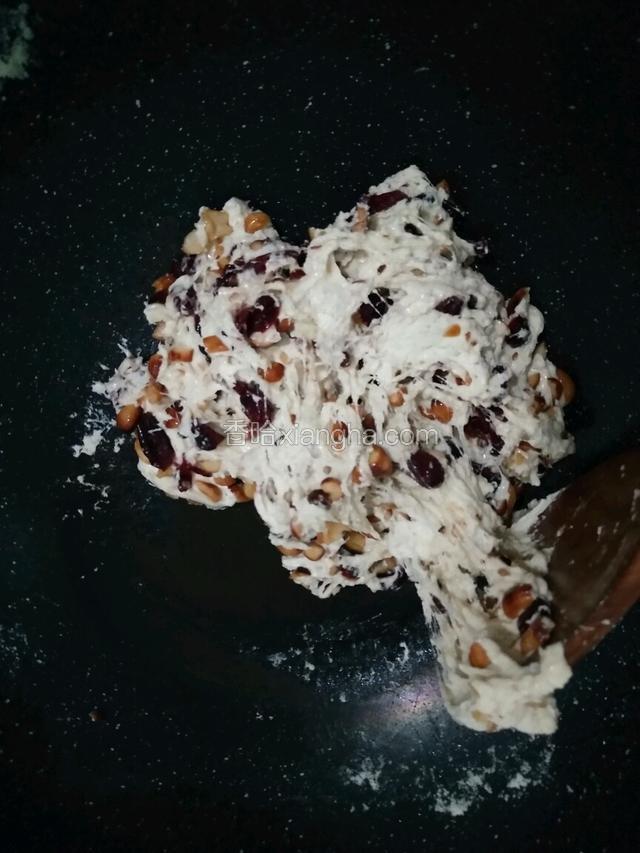 棉花要融化，倒入适量奶粉，快速翻，避免粘锅；