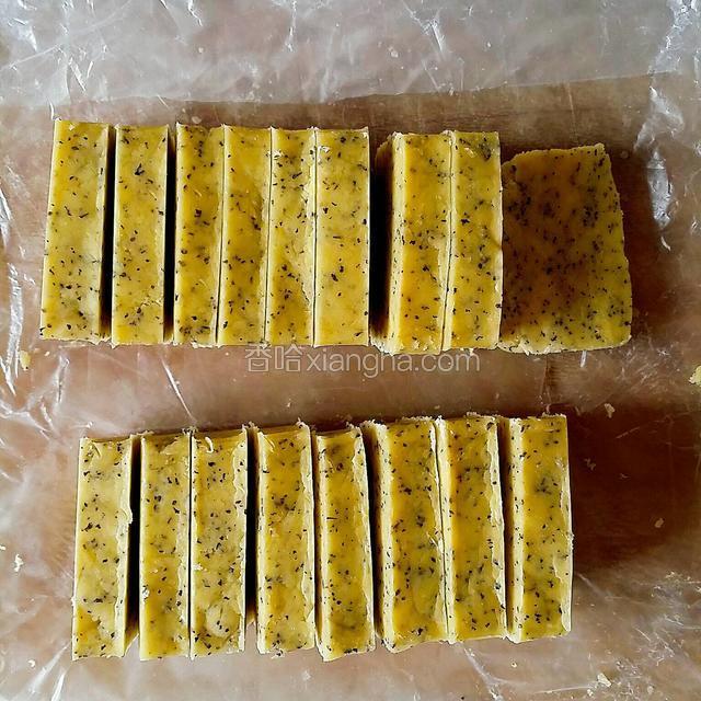 烤箱160度预热，冻好的面团拿出后，依据自己想要的厚度切片儿摆入烤盘，烤箱中层15到20分钟即可