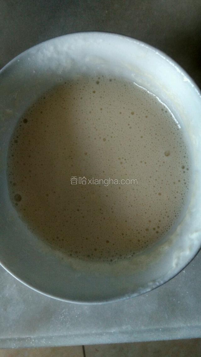 蛋清碗里加适量的淀粉，清水搅拌成糊