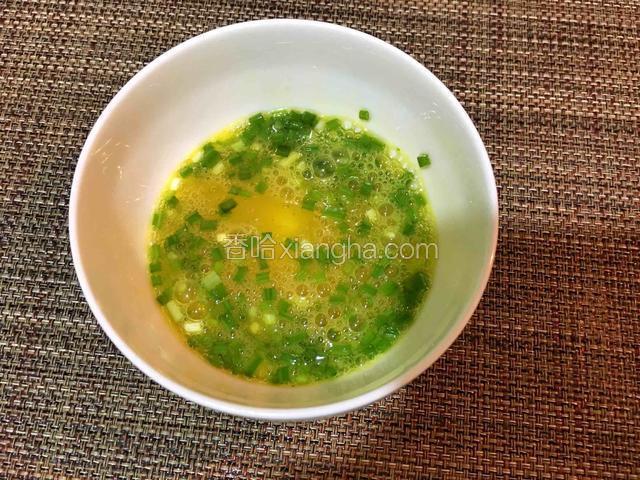 香葱洗净切成葱花，将鸡蛋打入碗中，加葱花、盐一起打散