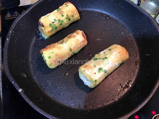 热锅倒少许油，依次放入平底锅，小火慢煎至表面金黄即可