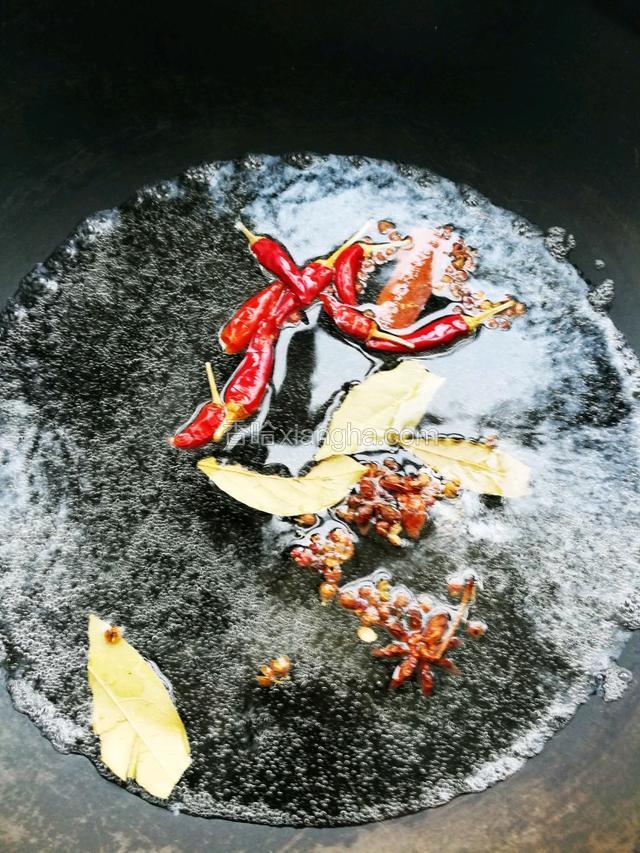锅内入清水下入八角、花椒、桂皮、干红椒、烧沸腾后
