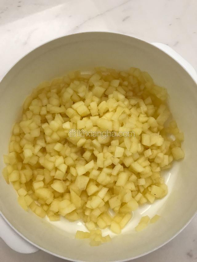 苹果去皮切成小丁。