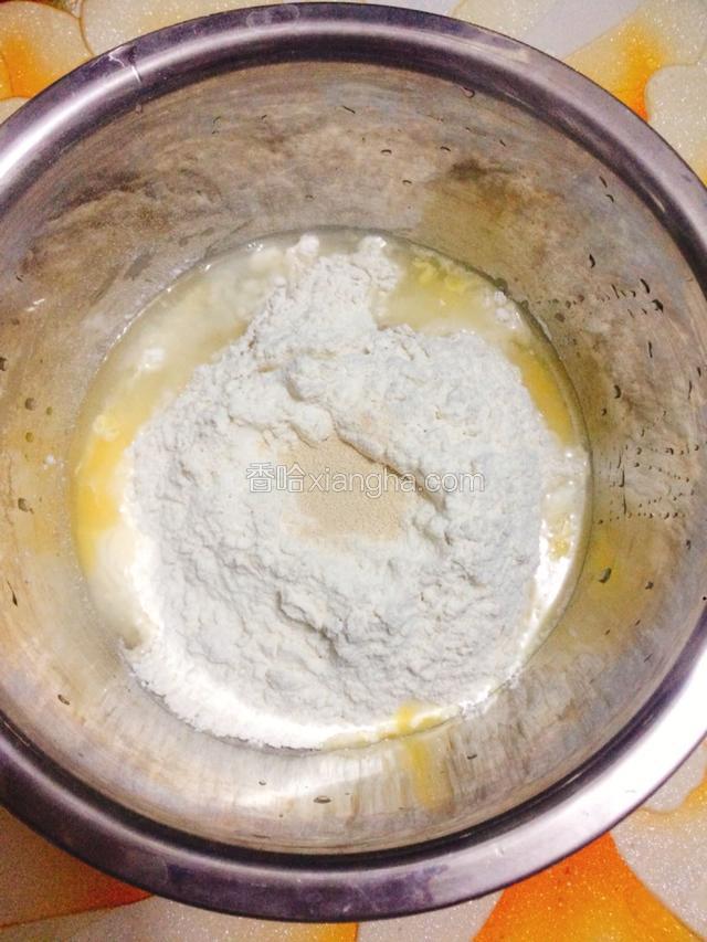 把除黄油和芝麻外，其它的材料全部倒入容器中，混合成面团。