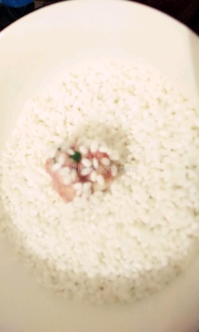 糯米里面打滚裹均匀
