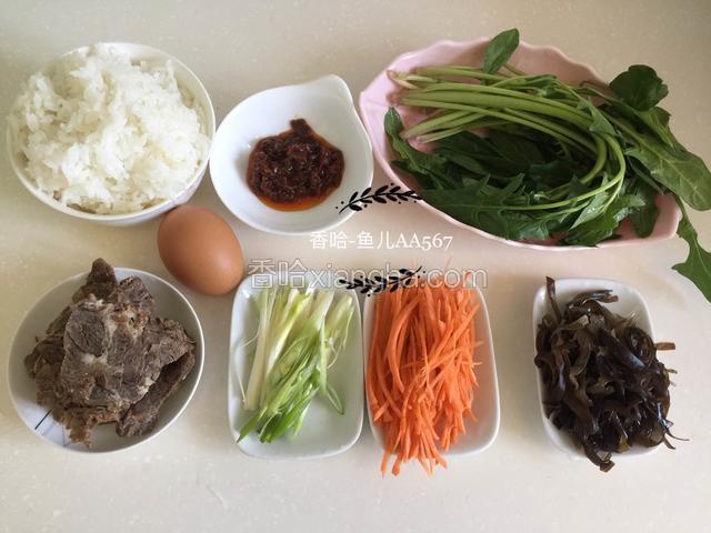 菠菜洗净，酱牛肉切片，葱、木耳和胡萝卜切丝。