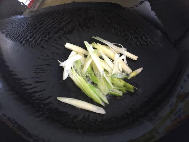 锅内放油烧热，放入葱丝略炒出锅备用。