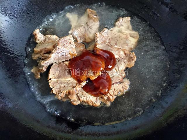 酱牛肉放入锅中，加入少许蚝油和清水，煮至汤汁浓稠即可出锅备用。