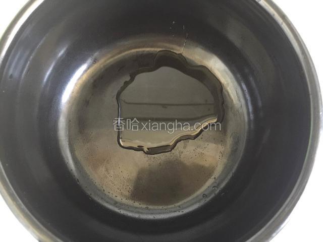 石锅放芝麻油抹匀。