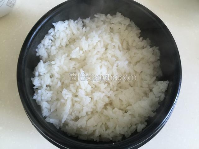 铺上米饭。
