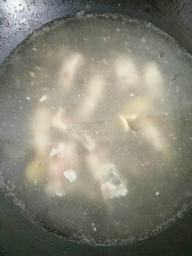 倒入适量开水熬煮十分钟