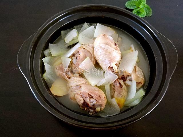 把鸡腿汤放到砂锅里，再把冬瓜也放进去一同煮，冬瓜煮软就可以吃了。