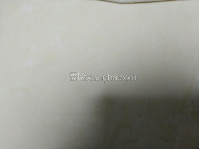 将面团擀成爆面片。