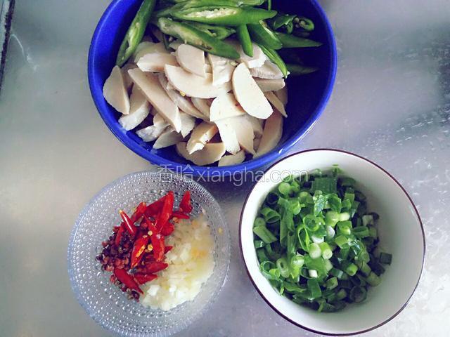 准备食材:面筋从中间划开切片，线椒干红椒切斜刀，蒜切末，小葱切圈