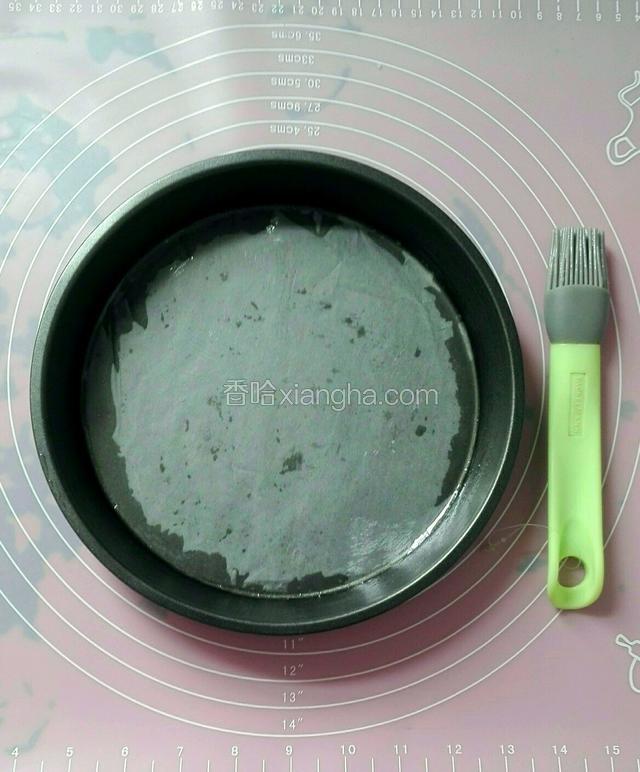 烤盘垫油纸，并在上面涂油防沾。