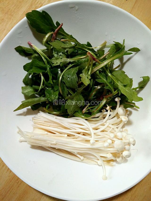 准备好一些马兰头和金针菇洗净