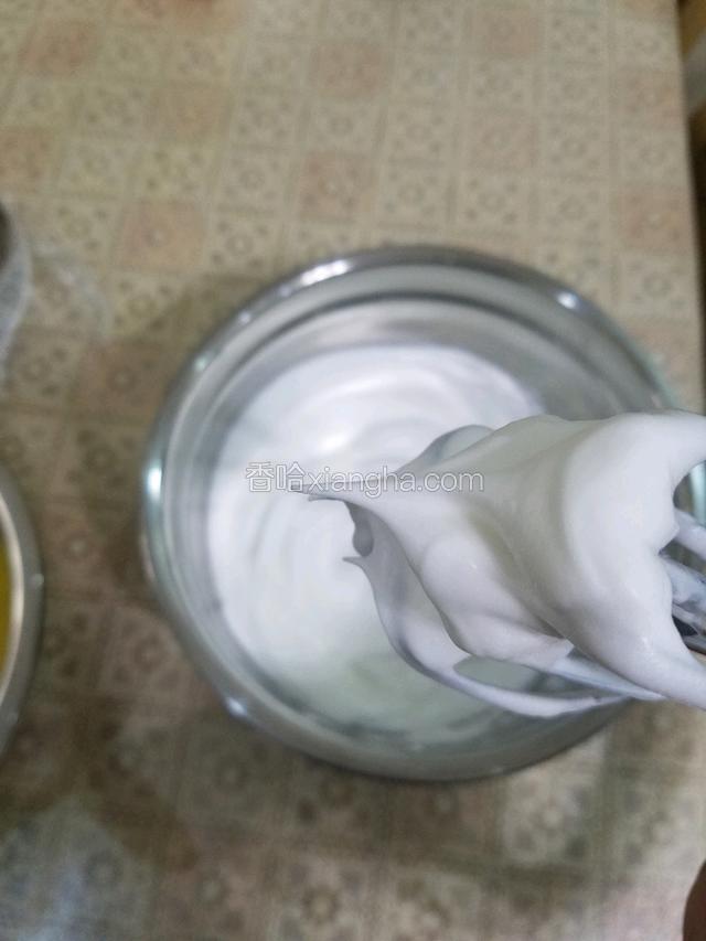 接下来打发蛋白，分三次加入糖，打发至提起打蛋器平放，蛋白可以拉出小角，但是一会就会变弯是最好的状态，即中性发泡。蛋白不要打发过度，以免卷蛋糕卷时容易断裂。