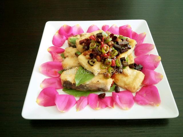 香葱，椒酱，简单烹香，将煎好的豆腐，鱼片装盘，撒上椒酱就可出锅，