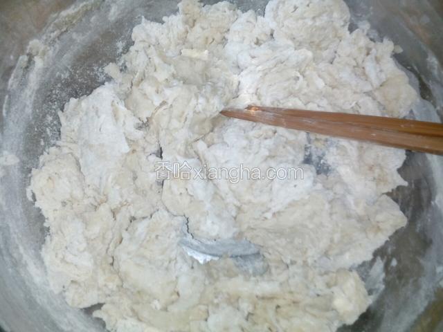 用筷子搅成絮状。