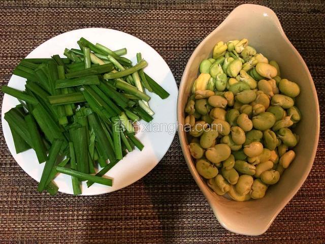 蚕豆去外壳洗净，再去掉外皮成蚕豆米，韭菜摘洗干净切成小段。
