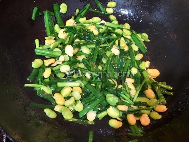 炒至韭菜断生，加入鸡精调味，再翻炒一分钟即可