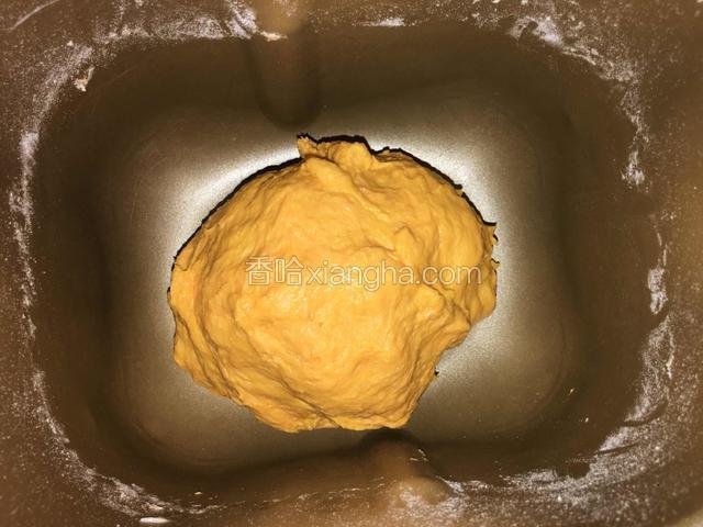 然后把除黄油外的所有材料混合放入面包机按揉面键20分钟