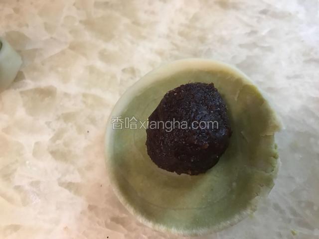 像包包子把豆沙馅包起来。