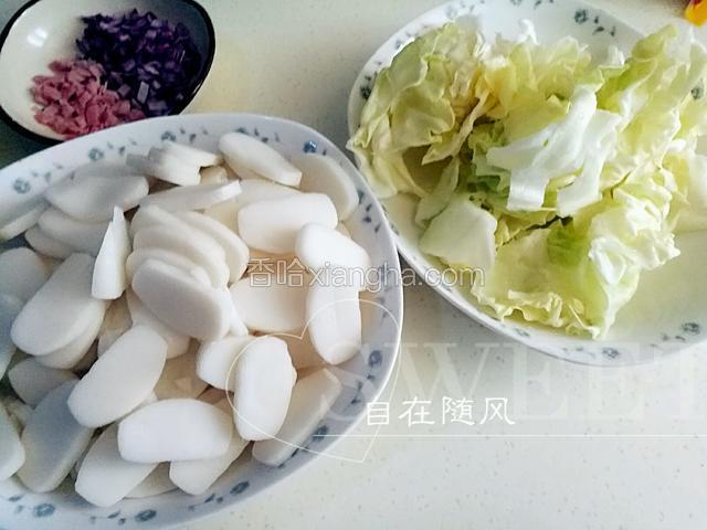 圆白菜洗净用手撕成小块 年糕片分开 不要粘连 腊肠香菇洋葱都分别切成片备用