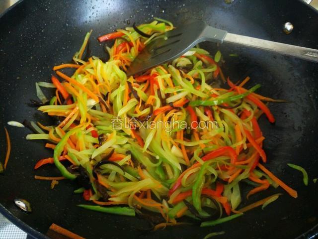 当食材变软时，加入料酒盐和少许白糖翻炒均匀，即可出锅。