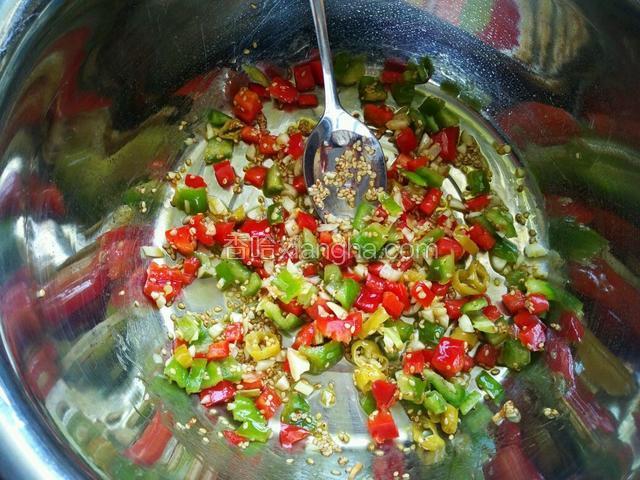 然后浇一些热油在上面，激出香味，稍稍拌匀。
